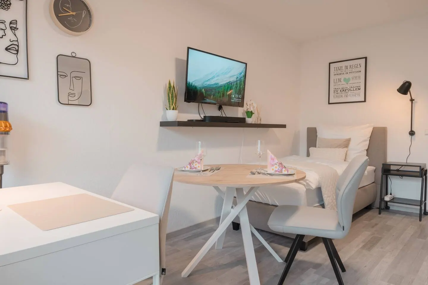 Boxspringbett mit Blick auf den Arbeitsplatz