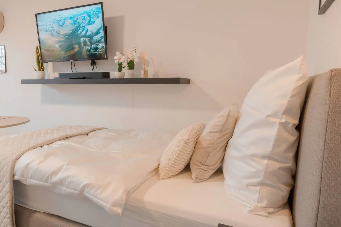 Frisch bezogenes Bett mit Kissen