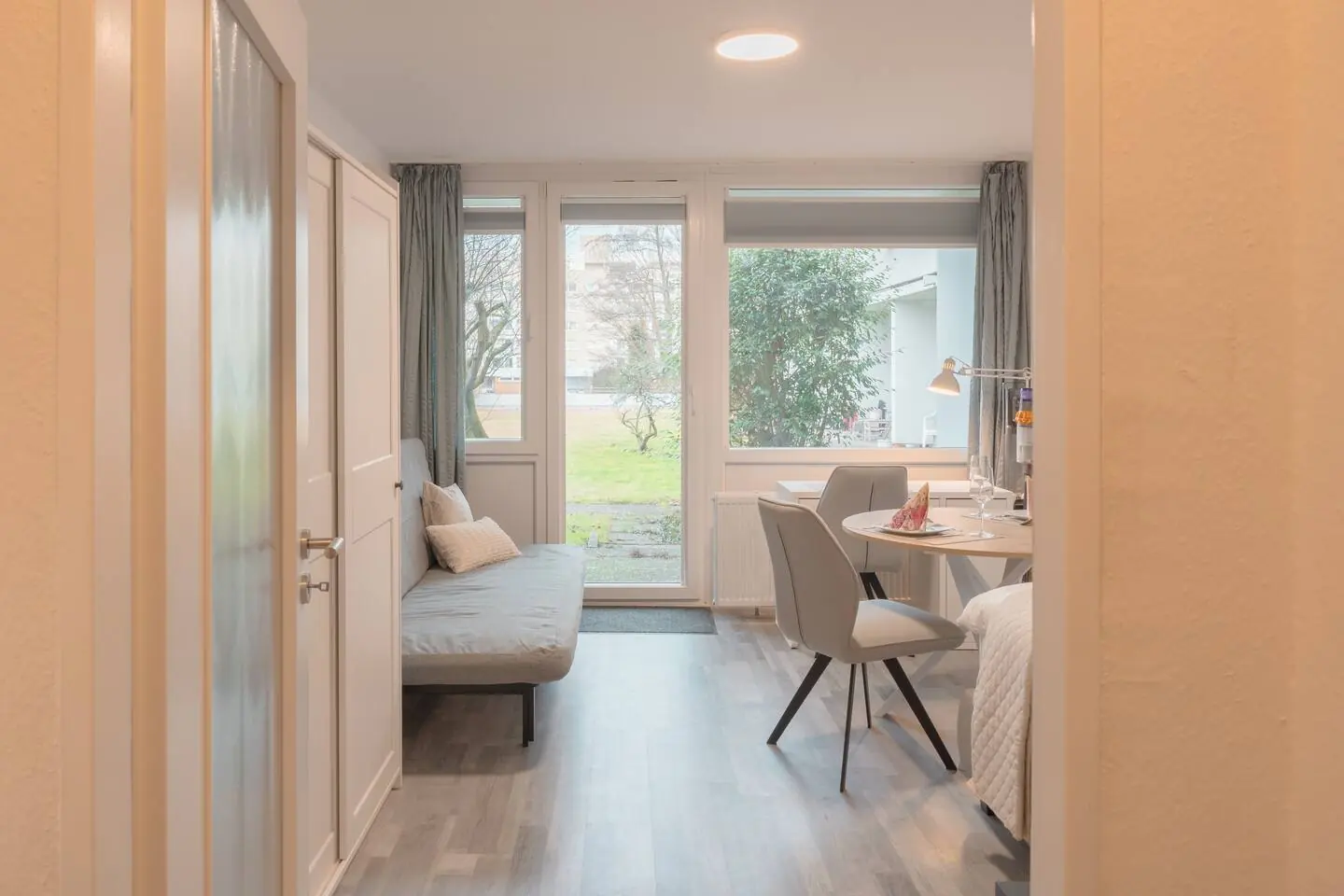 Blick von der Tür in das Apartment mit Sofa und Essplatz